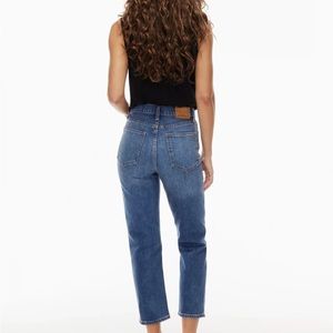 DENIM FORUM High rise straight. VG! Rise 11” Length 28 Inseam 28. Runs smaller